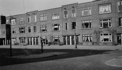 26254 Gezicht op de voorgevels van de huizen Marnixlaan 26-32 te Zuilen.N.B. De Marnixlaan is per 1 jan. 1954 bij de ...