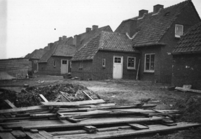 26265 Gezicht op de achterzijden van enkele nieuwe gemeentewoningen aan de Nijkerkerweg te Bunschoten.