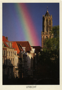 123939 Gezicht op enkele huizen aan de Oudegracht Weerdzijde te Utrecht met op de achtergrond een regenboog naast de ...