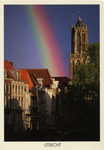 123939 Gezicht op enkele huizen aan de Oudegracht Weerdzijde te Utrecht met op de achtergrond een regenboog naast de ...