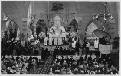 124343 Interieur van de Heilig Hartkerk (Oudwijk) te Utrecht tijdens de mis bij de viering van het 40-jarig ...