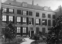 78041 Gezicht op de achtergevel en de tuin van het Diakonessenhuis (Achter Twijnstraat 30-33) te Utrecht.N.B.: Het ...