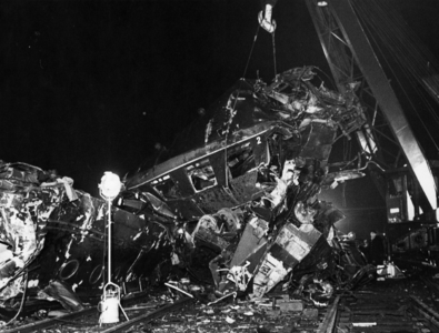 157511 Afbeelding van de nachtelijke opruimingswerkzaamheden na de treinramp te Harmelen. In de takels het rijtuig B ...