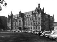 76313 Gezicht op de voor- en zijgevel van het 2e Administratiegebouw van de Staatsspoorwegen te Utrecht (Hoofdgebouw II ...