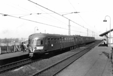 160980 Afbeelding van het diesel-electrische treinstel nr. 190 (DE 5, serie 181-197, voorheen serie 51-68) van de N.S. ...