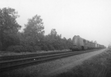 161133 Afbeelding van de stoomlocomotief nr. 3804 (serie 3700/3800) van de N.S. (met stroomlijnbekleding) met een ...