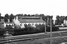 162055 Gezicht op de locomotiefloods van de N.S. op het emplacement Arnhem Berg.