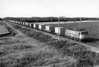 156797 Afbeelding van de electrische locomotief nr. 1139 (serie 1100) van de N.S. met containertrein 271256 ...