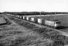 156797 Afbeelding van de electrische locomotief nr. 1139 (serie 1100) van de N.S. met containertrein 271256 ...