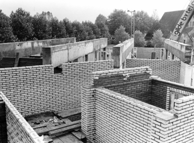 91331 Gezicht op de werkzaamheden ten behoeve van de uitbreiding van het gemeentehuis (Dorpsstraat 9) te Vleuten ...