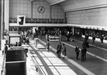 152609 Interieur van de hal in het N.S.-station Rotterdam C.S. te Rotterdam.