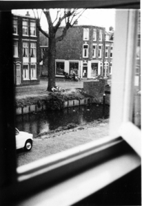 86564 Gezicht over het Zwarte Water op de Zaagmolenkade te Utrecht, vanuit het raam van een huis aan de Willem Arntszkade.