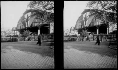 162568 Gezicht op het N.S.-station Amsterdam Weesperpoort te Amsterdam, met versieringen ter gelegenheid van het ...