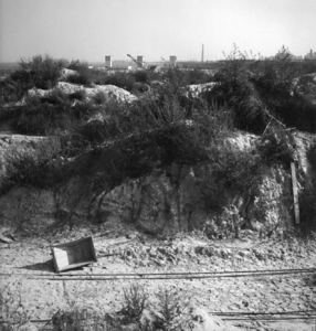 156399 Gezicht op het grondwerkzaamheden tussen het Demerviaduct en het emplacement te Eindhoven, ten behoeve van de ...