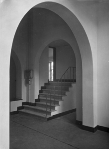 80369 Interieur van het Stadhuis (Stadhuisbrug 1) te Utrecht: gedeelte van de galerij rondom de hal met toegang tot de ...