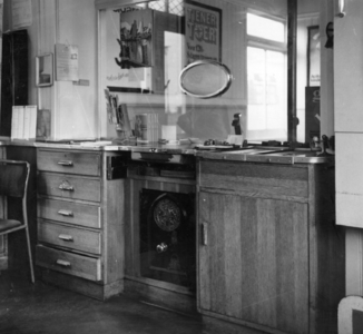 152497 Afbeelding van het loket van het N.S.-station Houthem-St. Gerlach te Houthem.