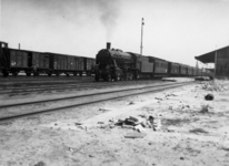 160891 Afbeelding van de stoomlocomotief nr. 4326 (serie 4300/4400/4500, Austrity ) van de N.S. met een trein naar ...