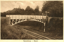 162625 Gezicht op de voetgangersbrug over de spoorlijn te Baarn.