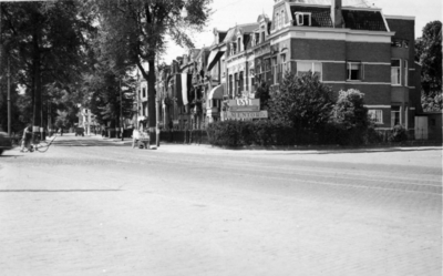 24772 Gezicht op de huizen Biltstraat 208 (rechts) -lager te Utrecht, uit het oosten. Rechts de ingang van de Willem ...