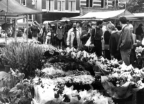 66856 Gezicht op de zaterdagse bloemenmarkt te Utrecht op de Bakkerbrug met winkelend publiek.