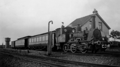 161347 Afbeelding van de stoomlocomotief nr. 7742 (serie 7700, Bello ) van de N.S. op het tramstation te Warmenhuizen