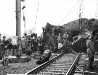 157523 Afbeelding van reddingswerkers op zoek naar slachtoffers tussen de wrakstukken van de bij de treinramp te ...