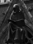 82566 Afbeelding van het beeld van de kanunnik Hugo Wstinc, de schrijver van het Rechtboek van de Domkerk (midden 14e ...