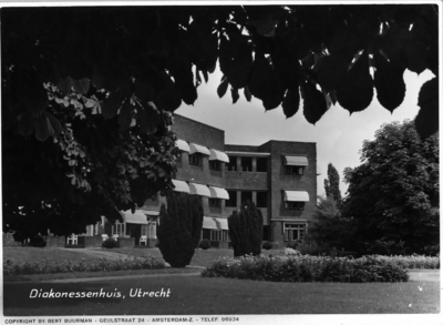 54261 Gezicht op een gedeelte van de zuidgevel en de tuin van het Diakonessenhuis (Bosboomstraat 1) te Utrecht.