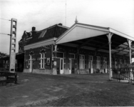 150291 Gezicht op de restauratie en de perronkap van het N.S.-station Enkhuizen te Enkhuizen.