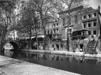 67593 Gezicht op de voorgevels van de huizen Oudegracht 272-lager te Utrecht; met de gracht, werven en kelders vanaf de ...
