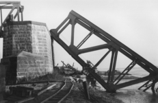 158596 Gezicht op de opruimingswerkzaamheden aan de noordzijde van de tijdens de oorlog vernielde spoorbrug over de ...
