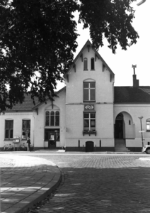 150187 Gezicht op de voorgevel van het N.S.-station te Boxmeer.