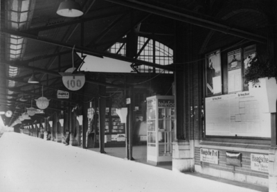 157420 Gezicht op het tweede perron van het N.S.-station Amersfoort te Amersfoort met versieringen ter gelegenheid van ...