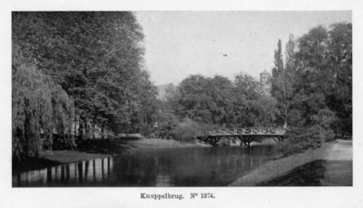 124089 Gezicht op de Stadsbuitengracht te Utrecht met op de achtergrond de Knuppelbrug.