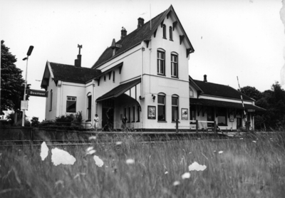 153052 Gezicht op de perronzijde van van het N.S.-station Boxmeer te Boxmeer.
