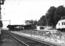 155860 Gezicht op het N.S.-station Harderwijk te Harderwijk kort voor de afbraak. Rechts is het nieuwe stationsgebouw ...