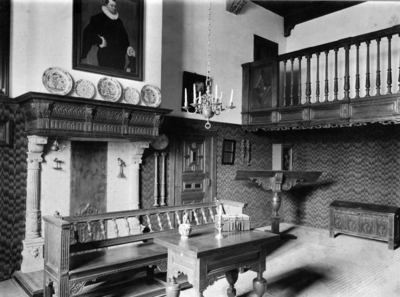 79020 Interieur van een stijlkamer in het Stedelijk Museum voor Oudheden (Hogeland) te Utrecht: Renaissance-kamer.