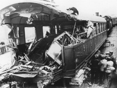 162110 Afbeelding van een zwaar beschadigd rijtuig van de N.S. na een botsing met een D-trein te Geldermalsen.