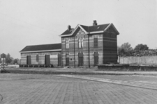 161800 Gezicht op het uit 1890 daterende voormalige station Oldenzaal E.O. te Oldenzaal.