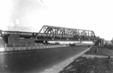 163327 Gezicht op het spoorviaduct over de Muiderstraatweg te Diemen, met een passerende trein getrokken door een ...