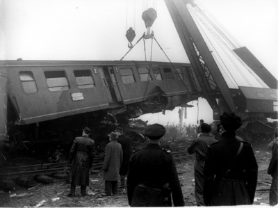 157625 Gezicht op de opruimingswerkzaamheden na de treinramp te Harmelen. In de takels het rijtuig nr. B 6614 (plan E) ...