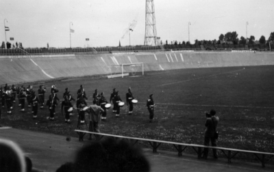 26270 Afbeelding van het muziekkorps van de Geneeskundige Troepen tijdens het doktersvoetbal in het Stadion Galgenwaard ...