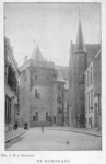 82347 Gezicht op de oostgevel van het kapittelhuis (Achter de Dom) van de Domkerk (Domplein) te Utrecht, met de ...
