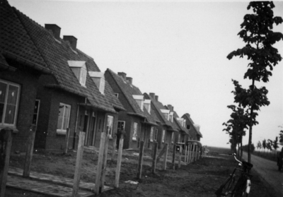 26264 Gezicht op enkele nieuwe gemeentewoningen aan de Nijkerkerweg te Bunschoten.