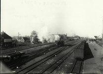 163536 Gezicht op het emplacement van het N.S.-station Zwolle te Zwolle, met links op de achtergrond de watertoren ...