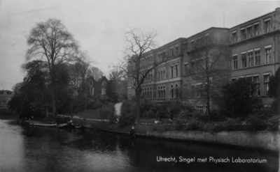 122834 Gezicht op de Stadsbuitengracht te Utrecht met rechts een gedeelte van de achtergevel van het Physisch ...