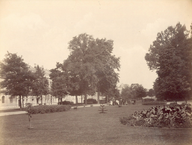 122476 Gezicht op het plantsoen aan het Lucasbolwerk te Utrecht, uit het zuiden.