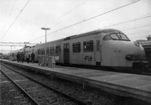 155620 Afbeelding van een electrisch treinstel mat. 1964 (plan V) van de N.S. langs het nieuwe reinigingsperron op het ...