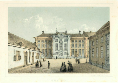 38372 Gezicht vanuit de Lange Nieuwstraat te Utrecht op de voorgevel van de Fundatie van de Vrijvrouwe van Renswoude ...