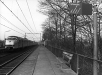 155813 Gezicht op het perron van het N.S.-station Maarn te Maarn met links een trein bestaande uit drie gekoppelde ...